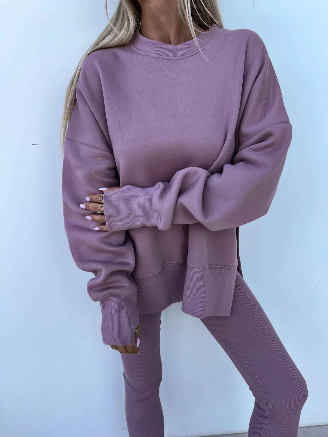 Um conjunto confortável de moletom e leggings oversize