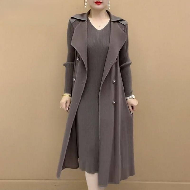 Elegante gola pregueada do vestido, imitando um sobretudo de duas peças