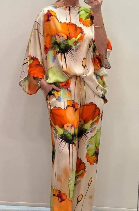 TERNO CASUAL DE CETIM ESTAMPADO COM GOLA REDONDA