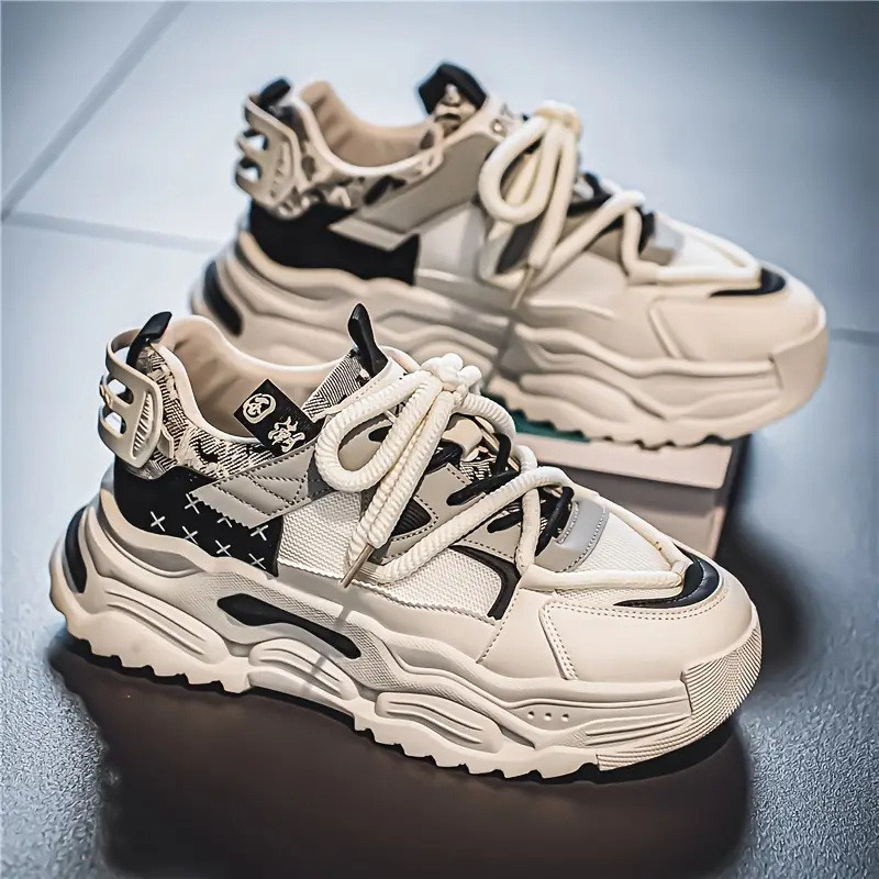 Μοντέρνα αθλητικά παπούτσια που αναπνέουν με δίχρωμες ραφές