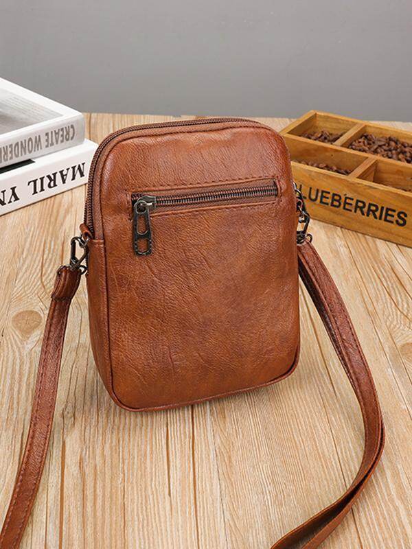 Bolsa crossbody de couro com tachas e tachas