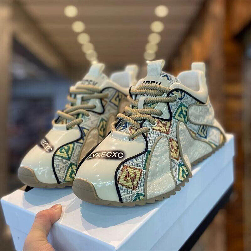 Sapatos casuais com costura bordada da moda