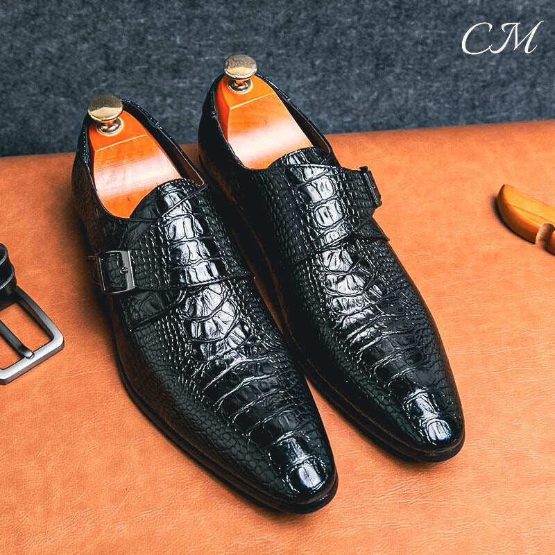 Sapatos de couro com fivela 