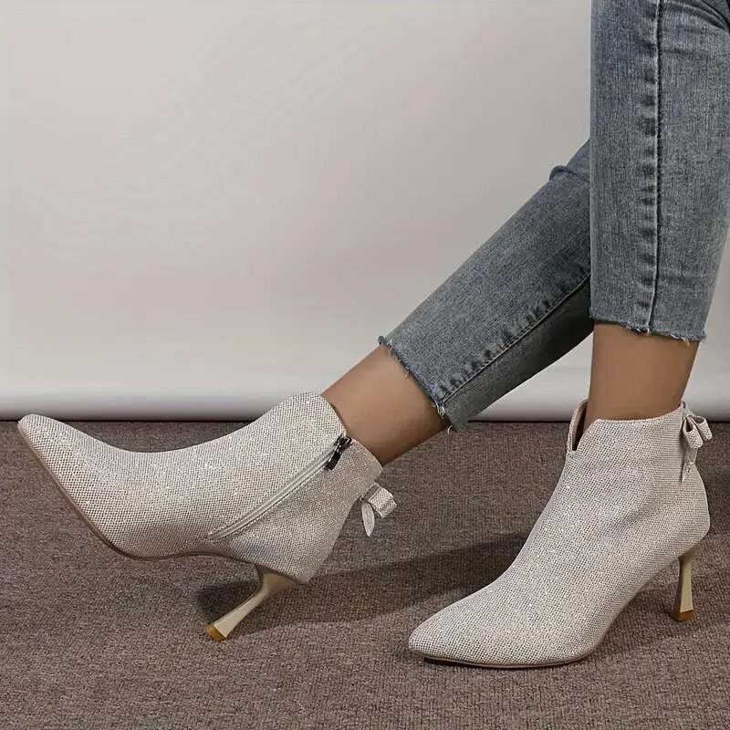 Salto alto elegante e brilhante para mulher