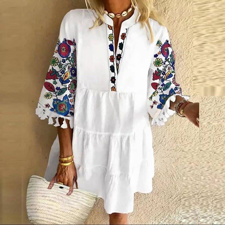 Vestido curto com borla estampada divertida e decote em V