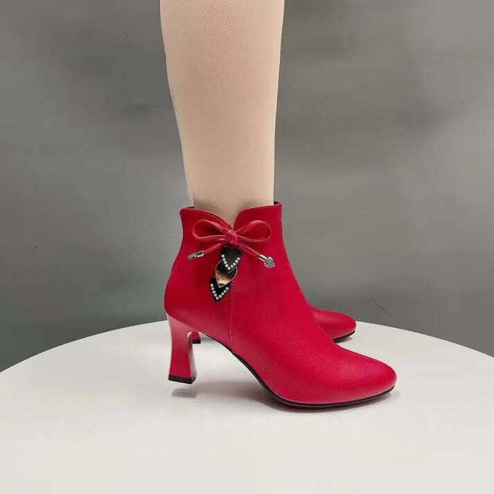 Botins modernos de bico fino com laço