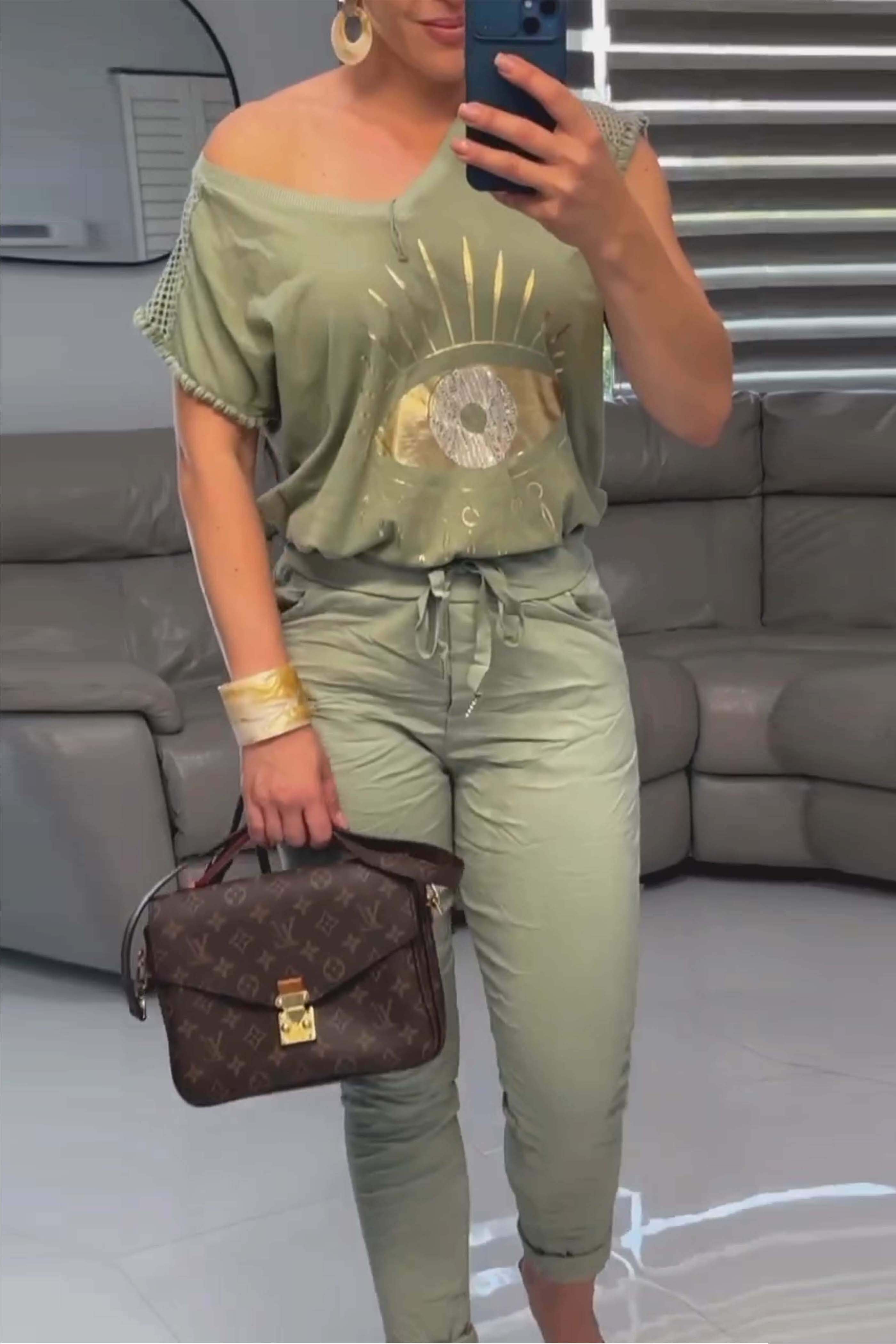 Conjunto de duas peças estampado com blusa e calça com decote em V