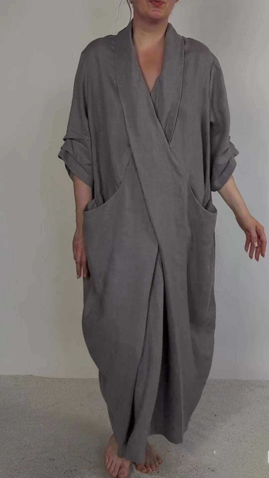 Vestido com bolso grande e decote em V, linho, minimalista