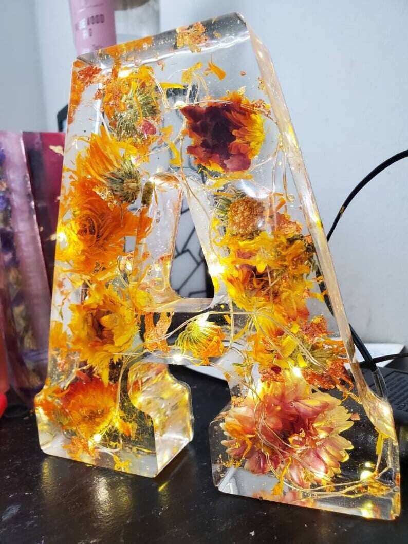 🌸Luz noturna de resina com flores feita à mão