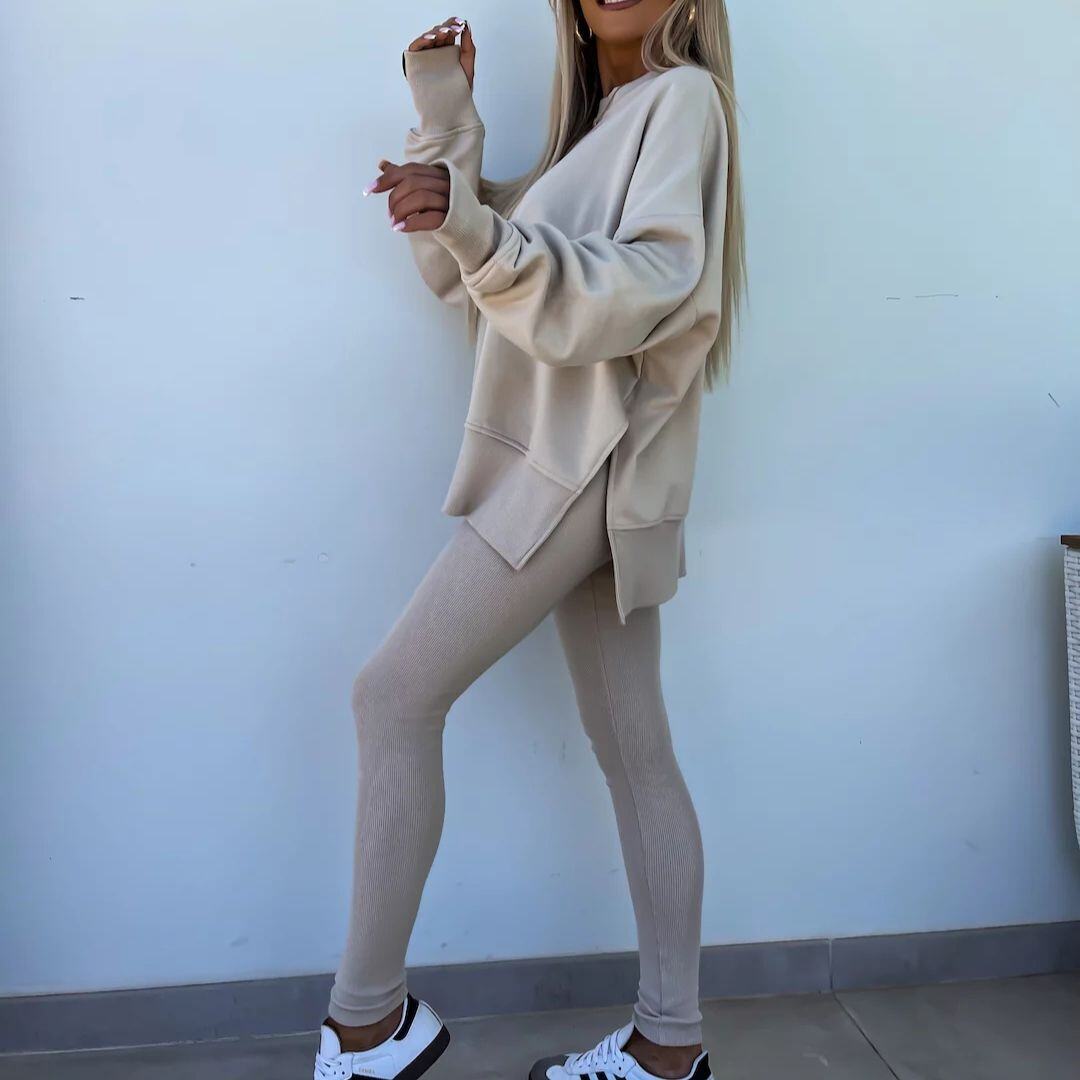 Um conjunto confortável de moletom e leggings oversize
