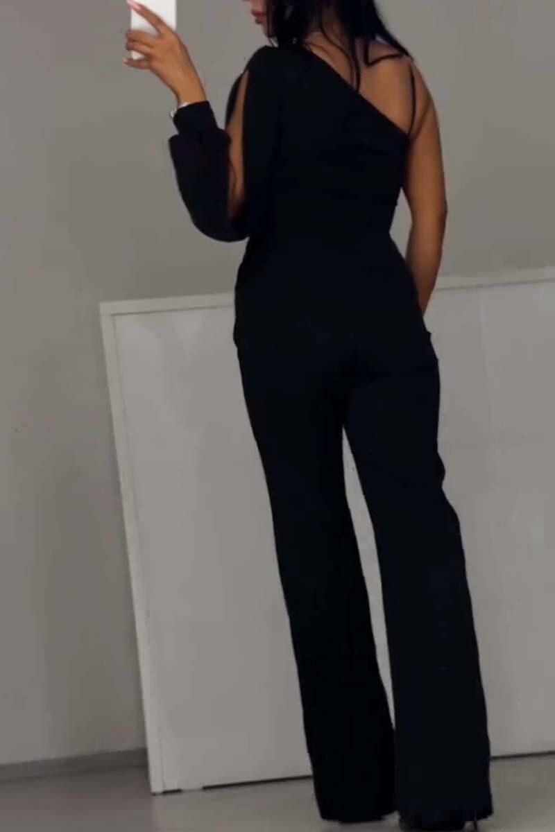 Macacão feminino elegante e sexy com ombros inclinados e fenda alta
