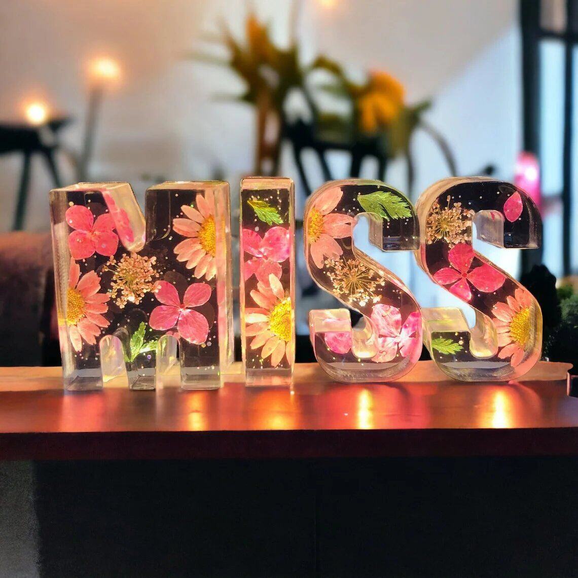 🌸Luz noturna de resina com flores feita à mão