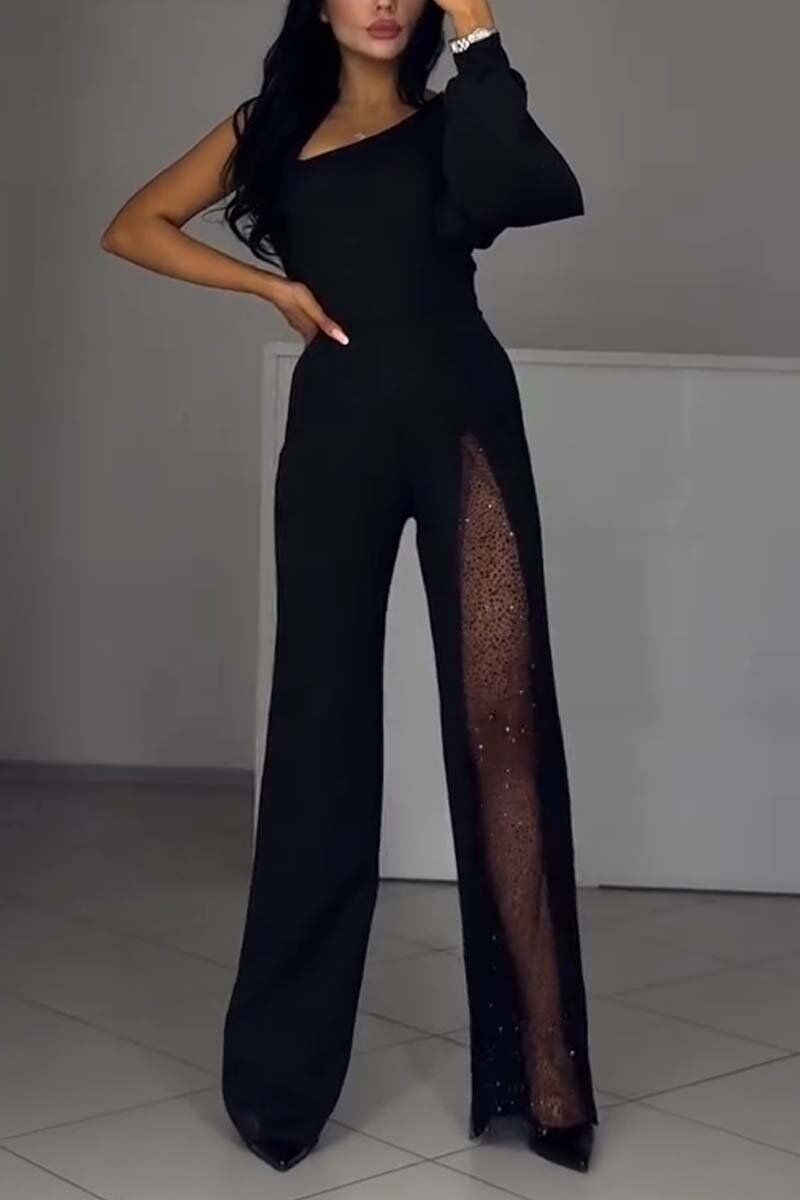 Macacão feminino elegante e sexy com ombros inclinados e fenda alta