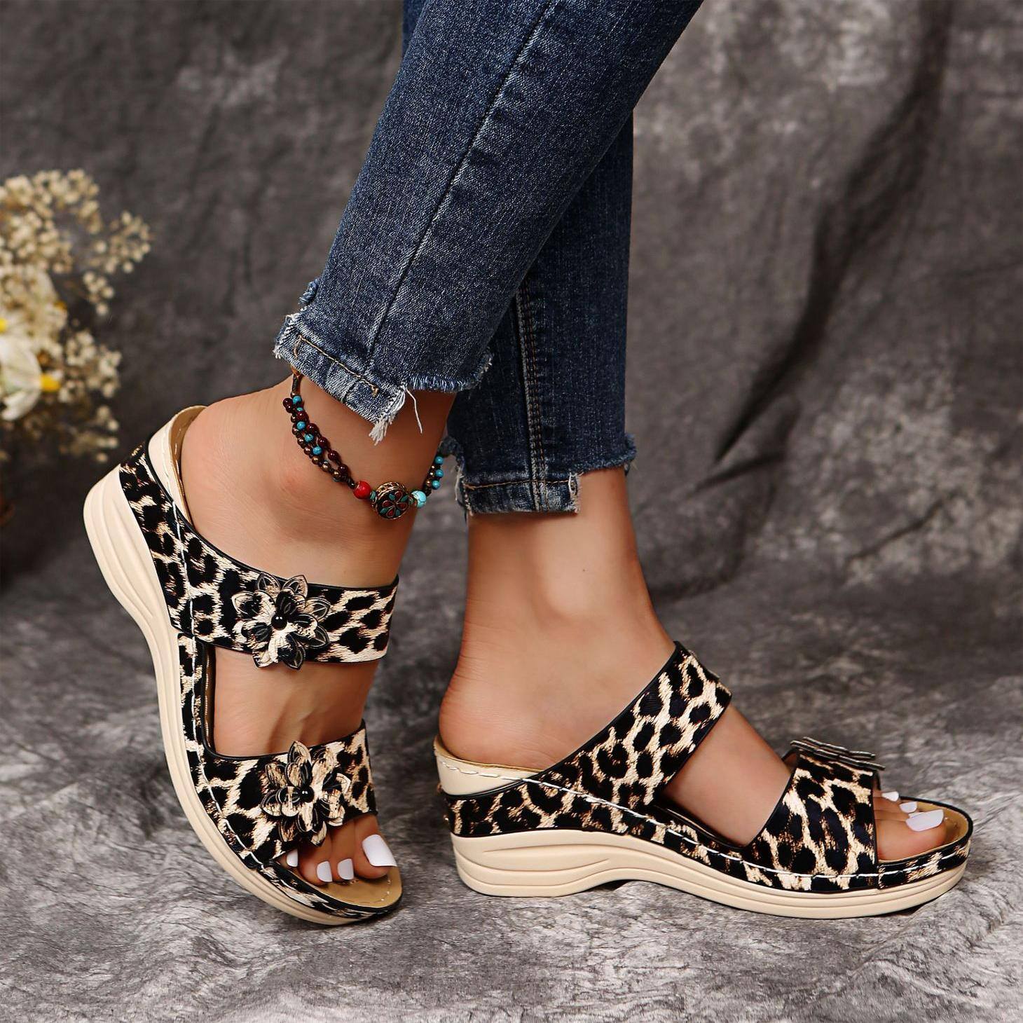 Sandálias casuais femininas com corte floral