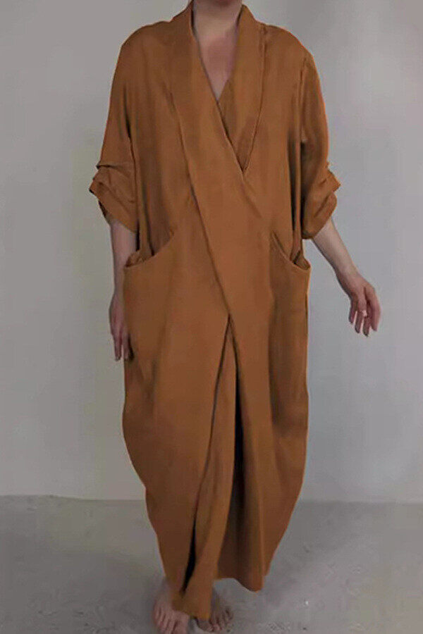 Vestido com bolso grande e decote em V, linho, minimalista