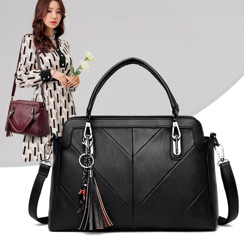 Bolsa mensageiro espaçosa em um ombro em um novo estilo de franjas