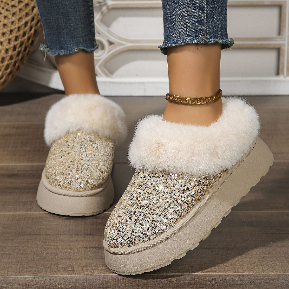 Sapatos plataforma elegantes e luxuosos com lantejoulas