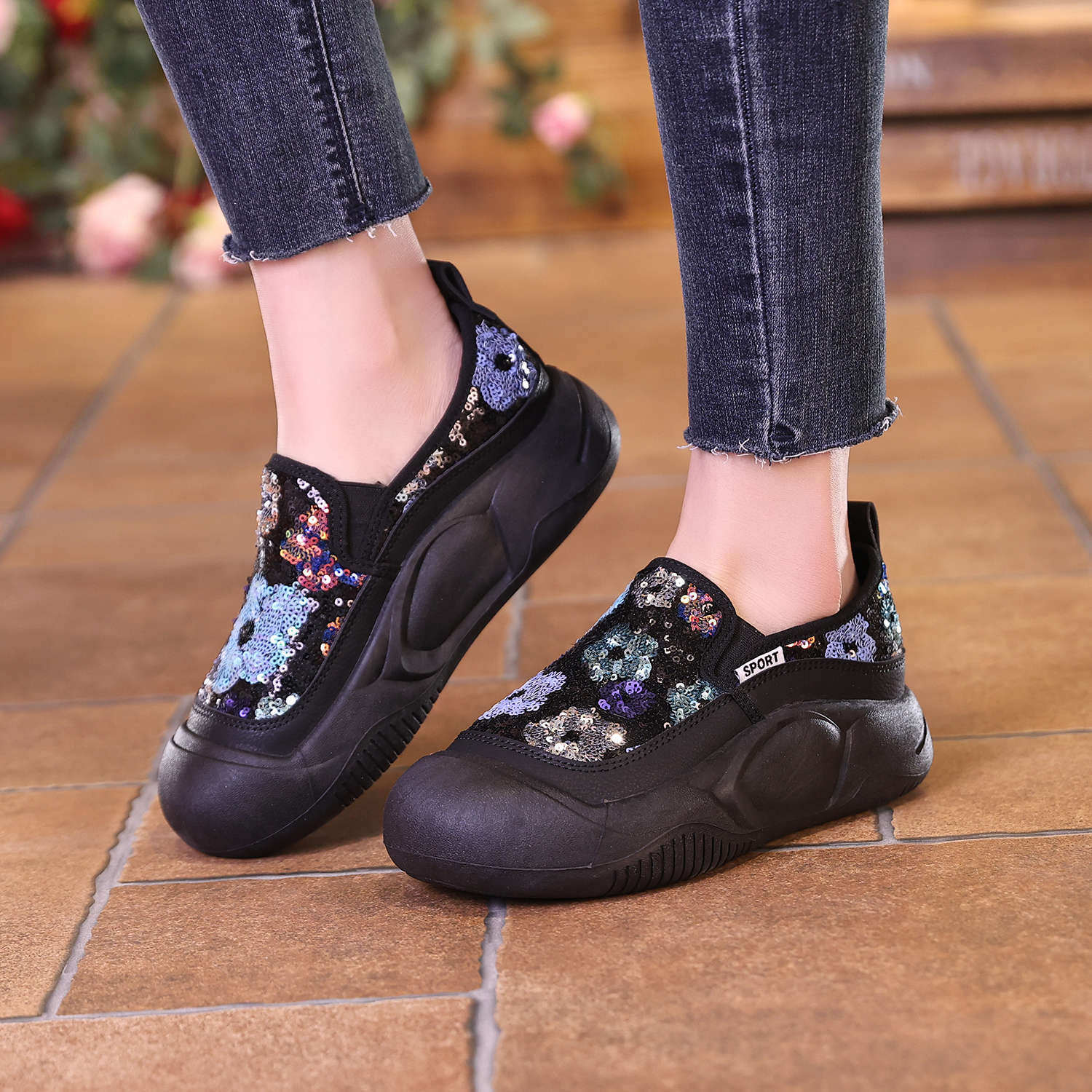 Mocassins de fundo grosso com lantejoulas e flores