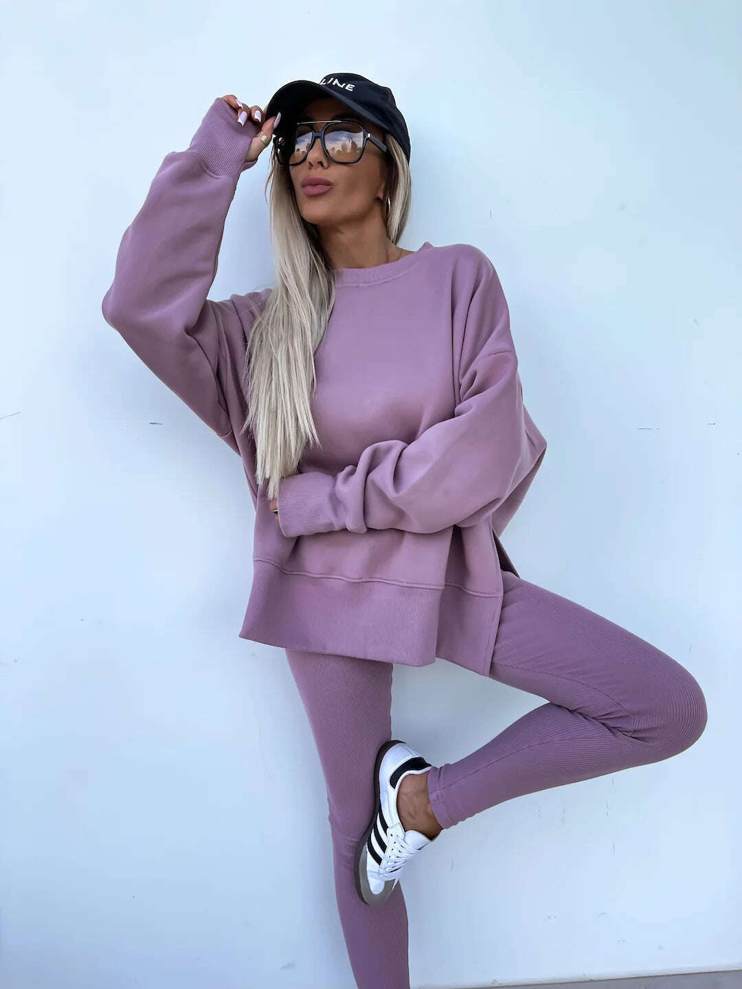 Um conjunto confortável de moletom e leggings oversize