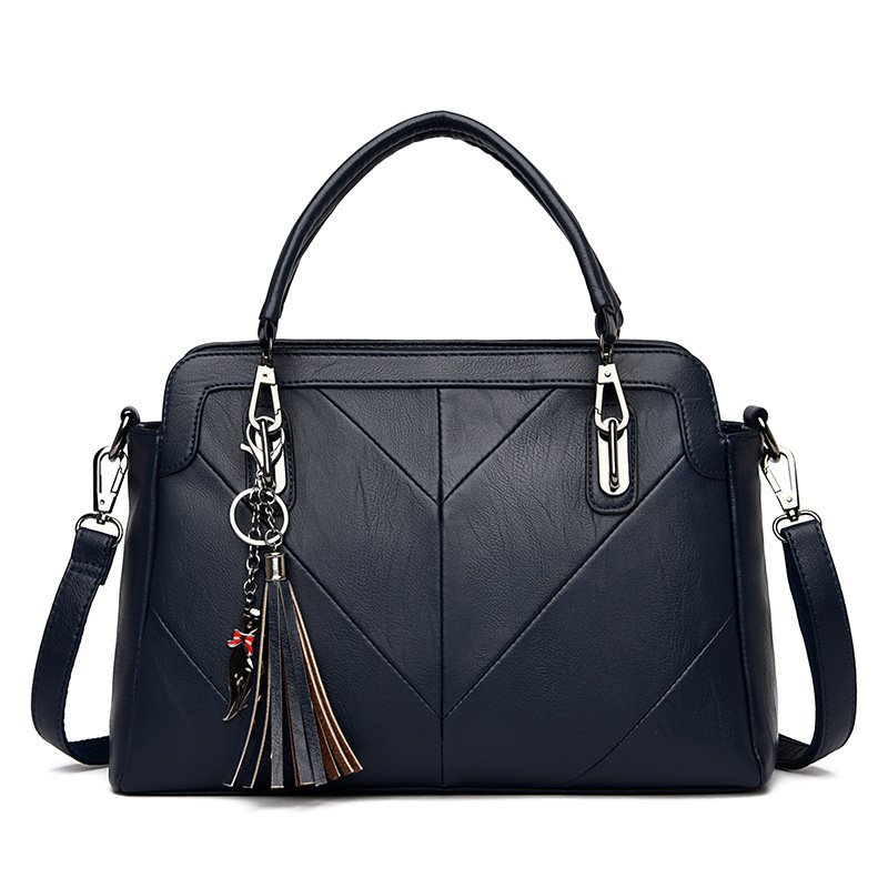 Bolsa mensageiro espaçosa em um ombro em um novo estilo de franjas