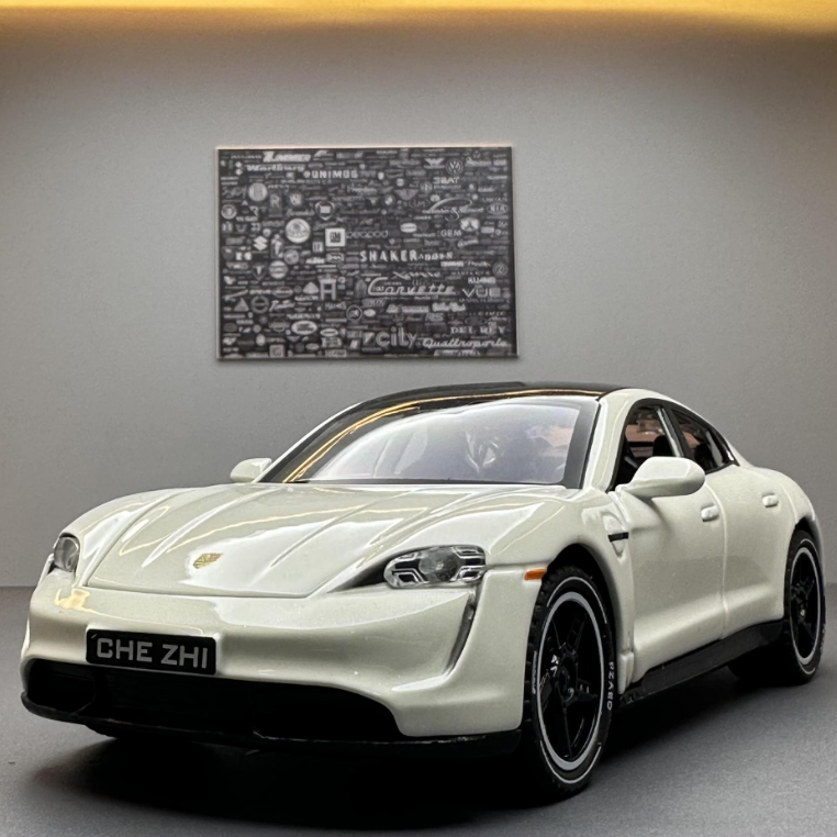 1:32 Алуминиев модел Porsche Taycan