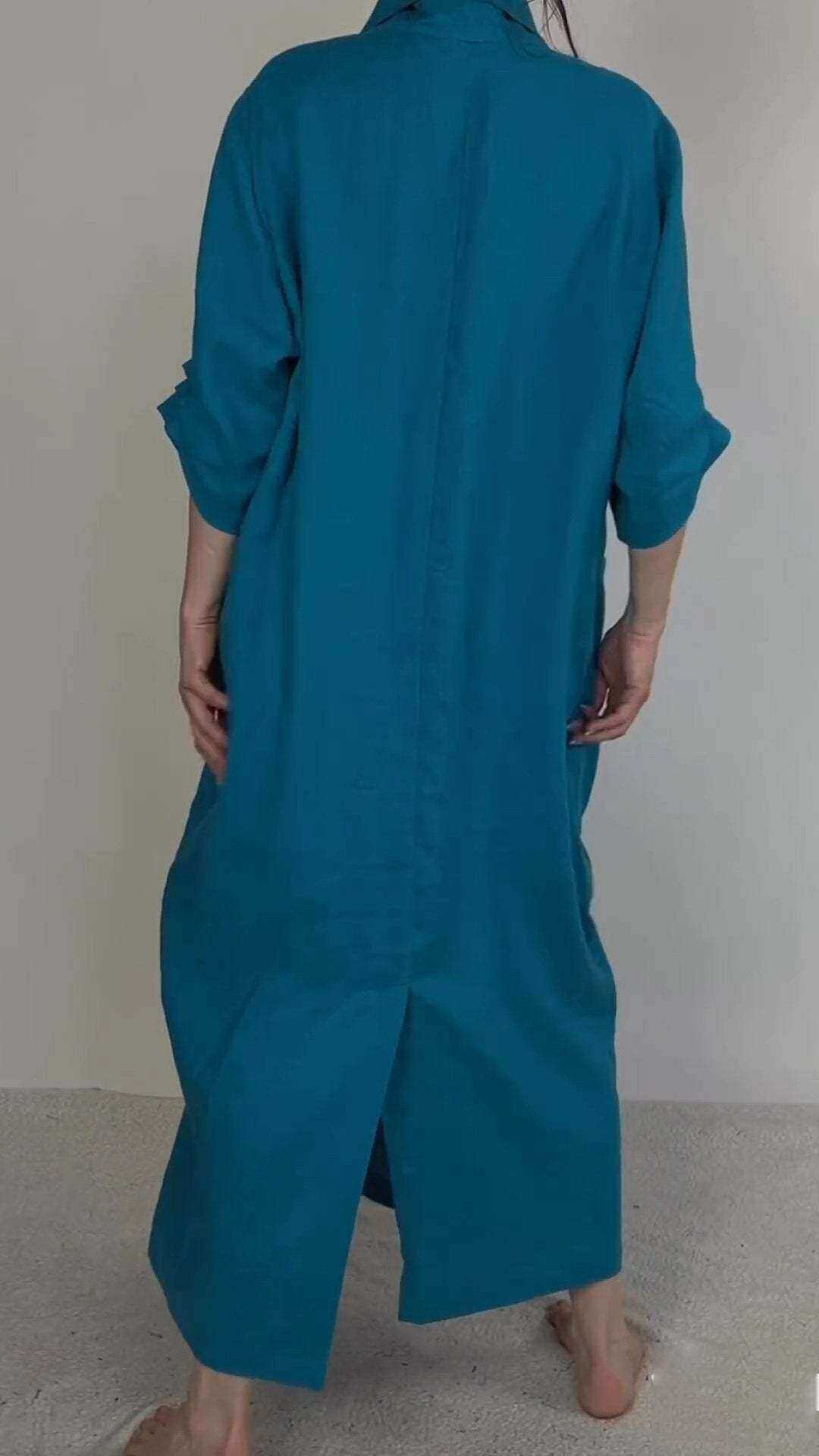 Vestido com bolso grande e decote em V, linho, minimalista