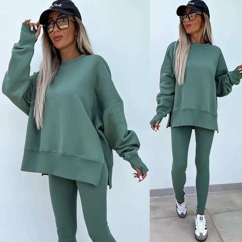 Um conjunto confortável de moletom e leggings oversize