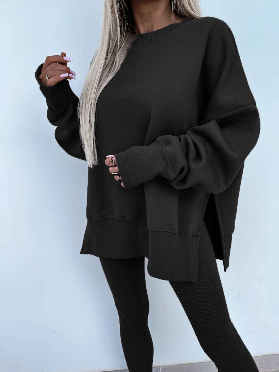 Um conjunto confortável de moletom e leggings oversize
