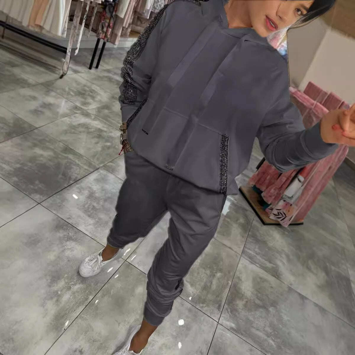 Conjunto de agasalho esportivo e agasalho com lantejoulas