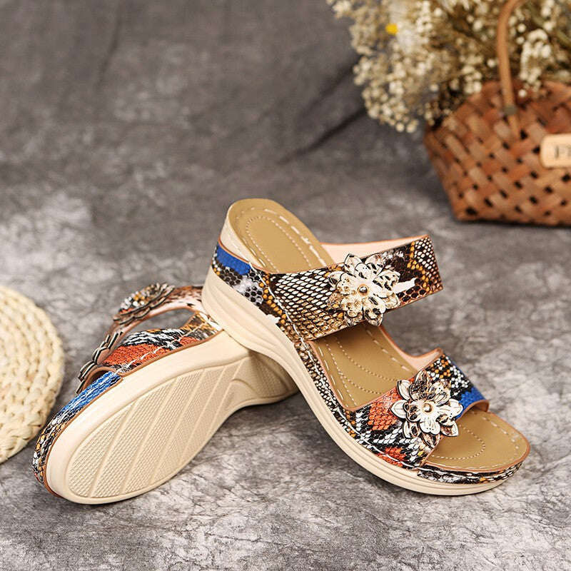 Sandálias casuais femininas com corte floral