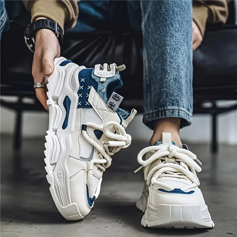 Μοντέρνα αθλητικά παπούτσια που αναπνέουν με δίχρωμες ραφές