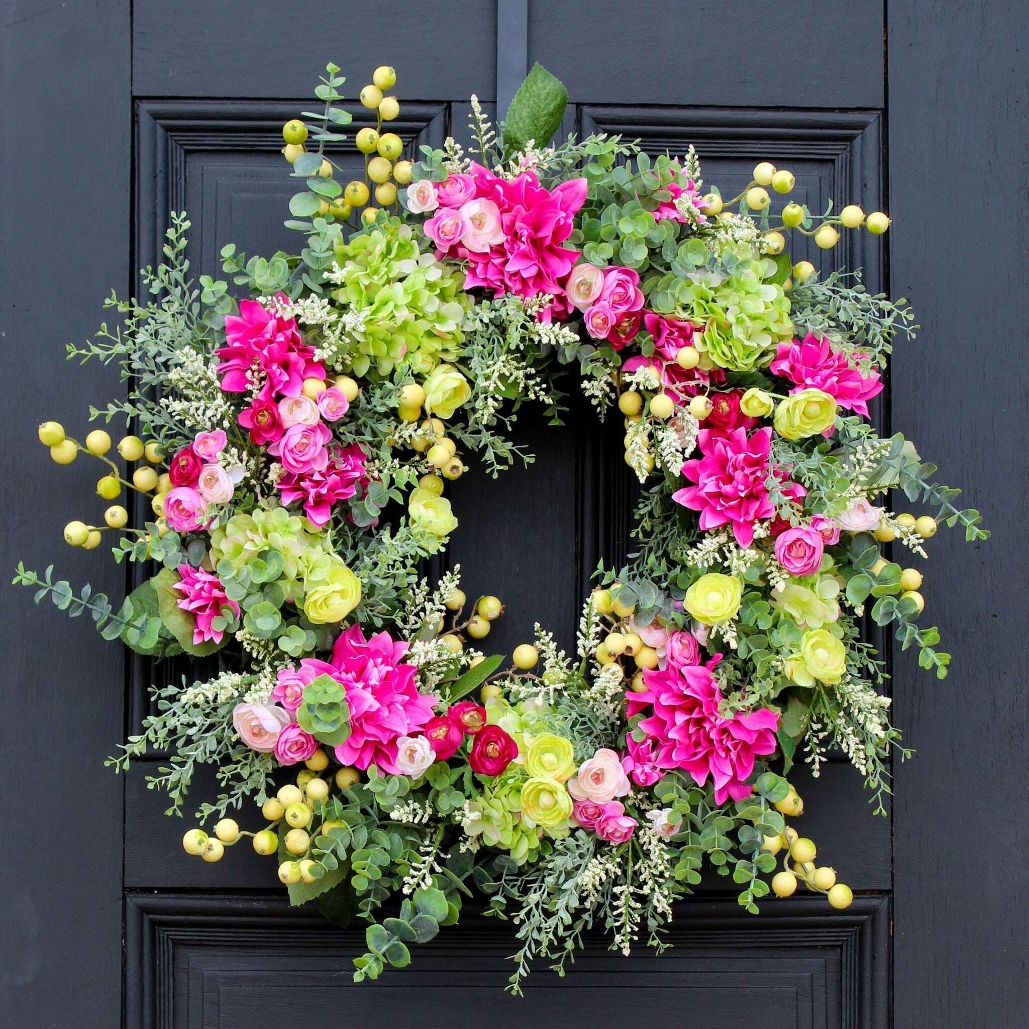 Jarní letní věnec z eukalyptu ze zelené hortenzie a fuchsie jiřiny