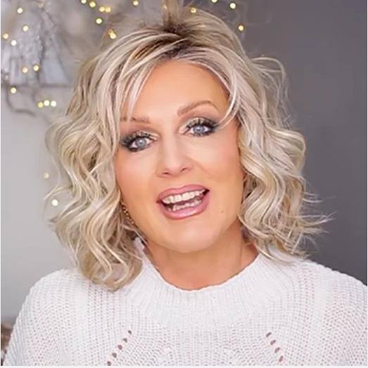 Blonde, voluminous, short, wavy, curly wig