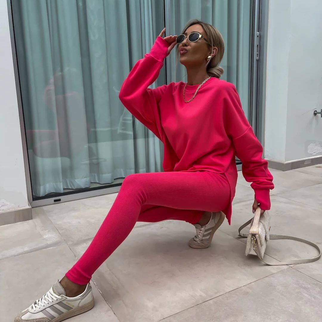 Um conjunto confortável de moletom e leggings oversize