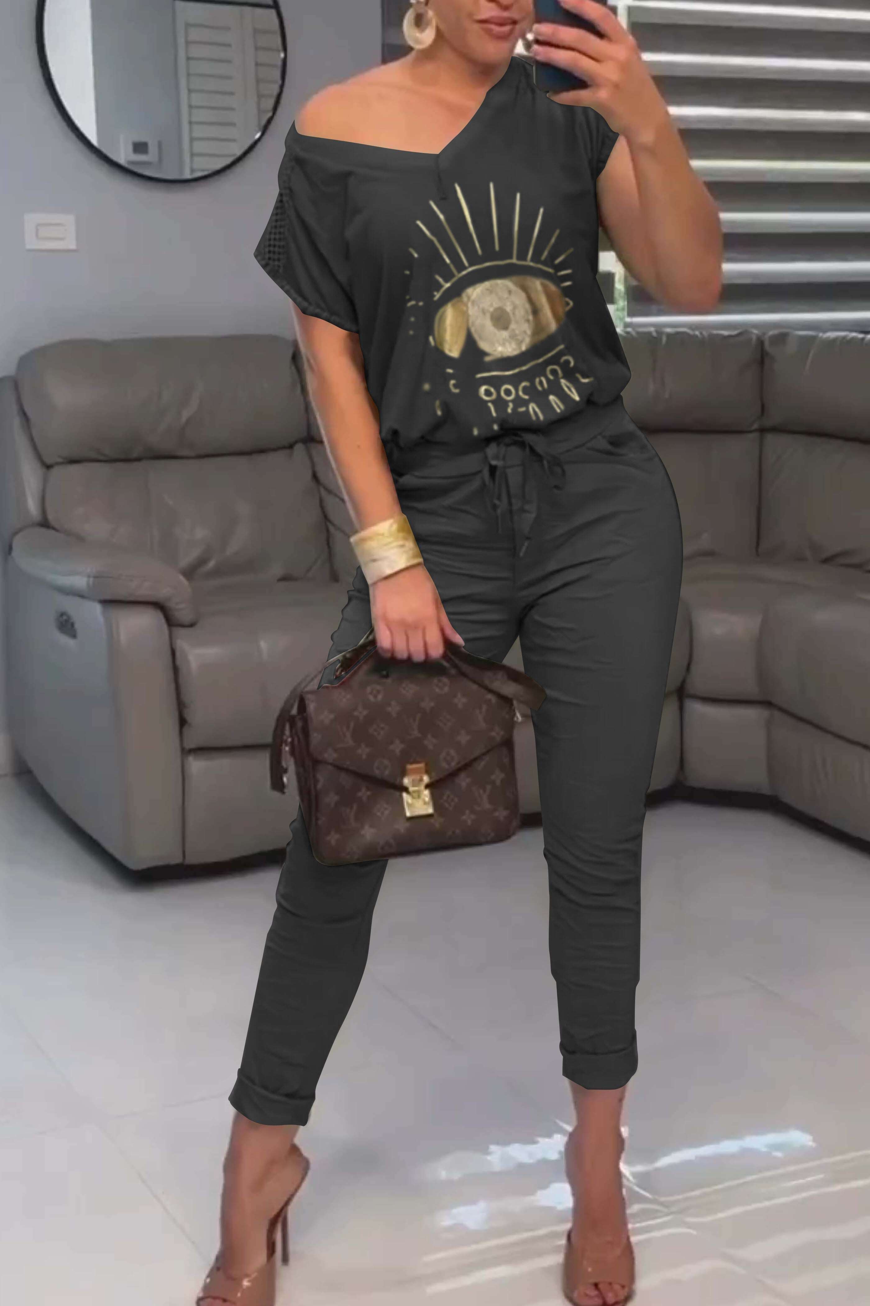 Conjunto de duas peças estampado com blusa e calça com decote em V