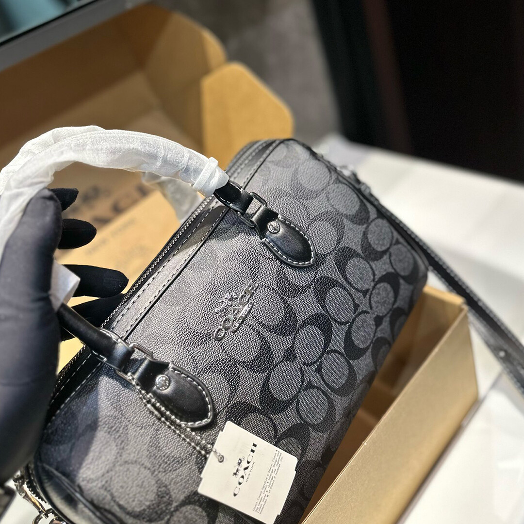 Bolsa de mão Coach Pillow Bag Crossbody multiuso