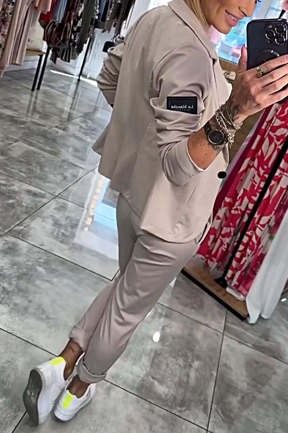 Conjunto feminino de duas peças com jaqueta e calça elástica