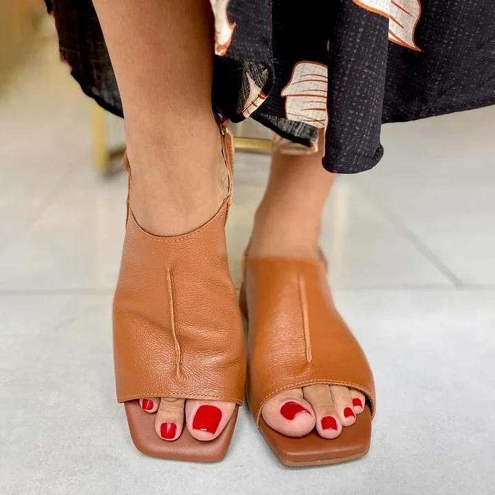 Sandálias em pele lisa com sola macia.