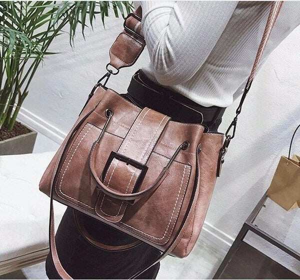 Bolsa em estilo retrô com fivela