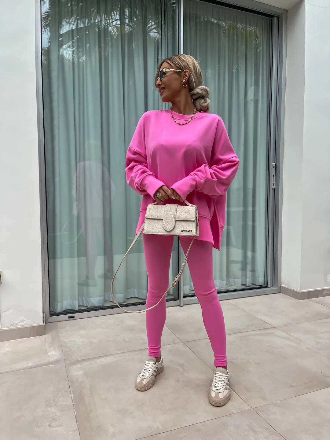 Um conjunto confortável de moletom e leggings oversize