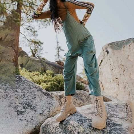 Macacão de perna larga com bolsos