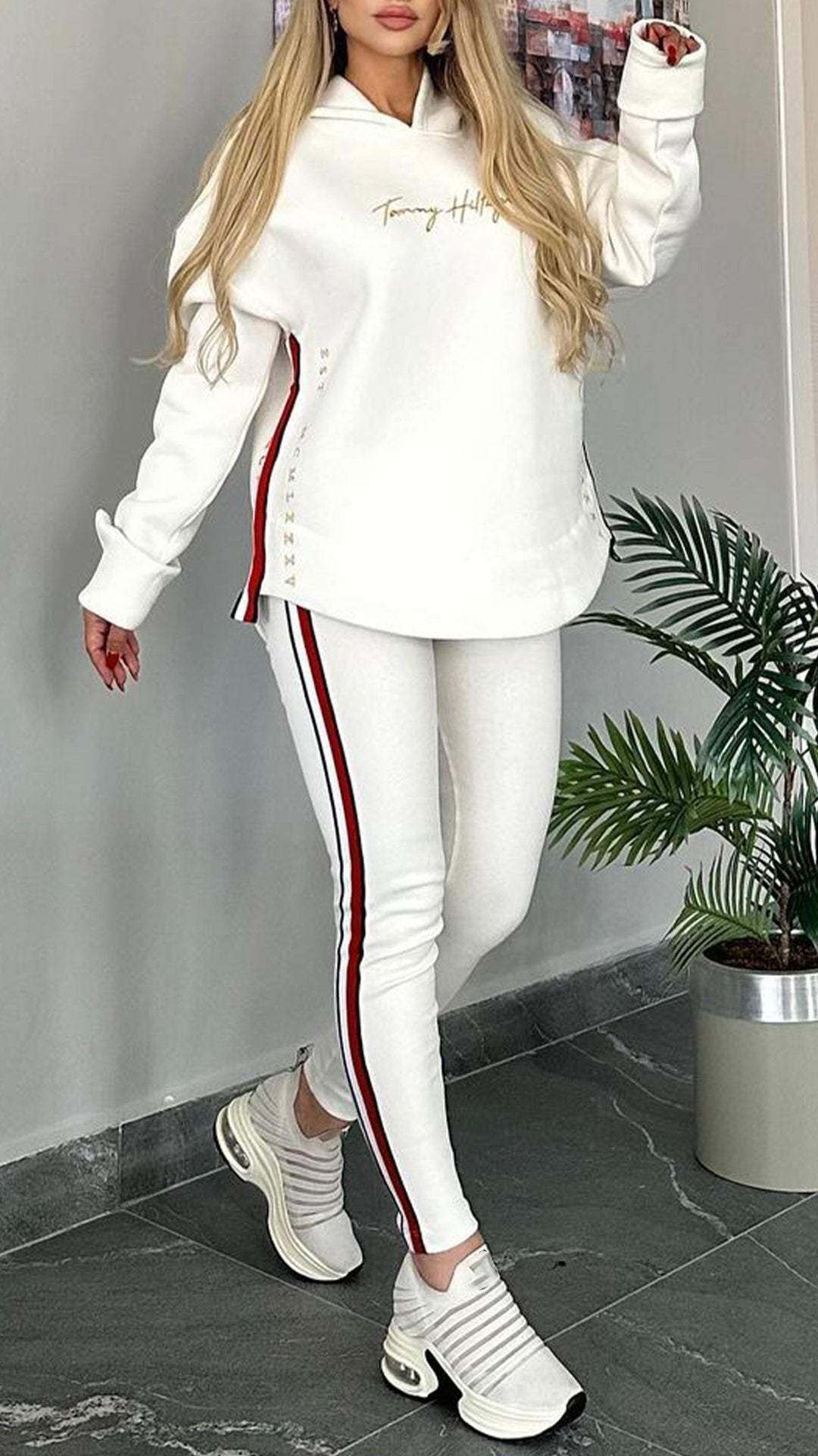 Fato casual listrado para mulher com mangas compridas e capuz