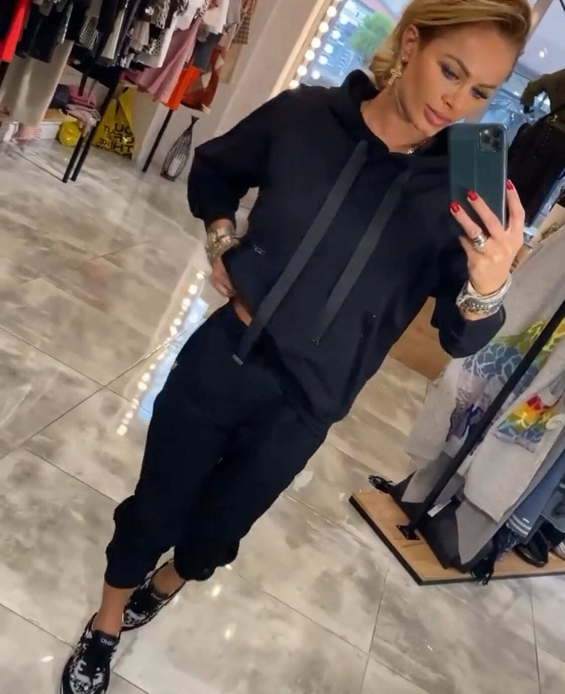 Conjunto de agasalho esportivo e agasalho com lantejoulas