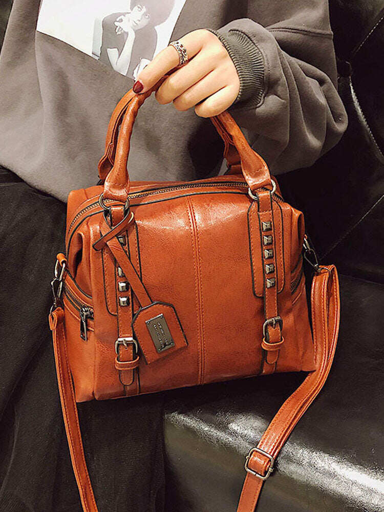Bolsa feminina retrô rebitada Bolsa crossbody com grande capacidade