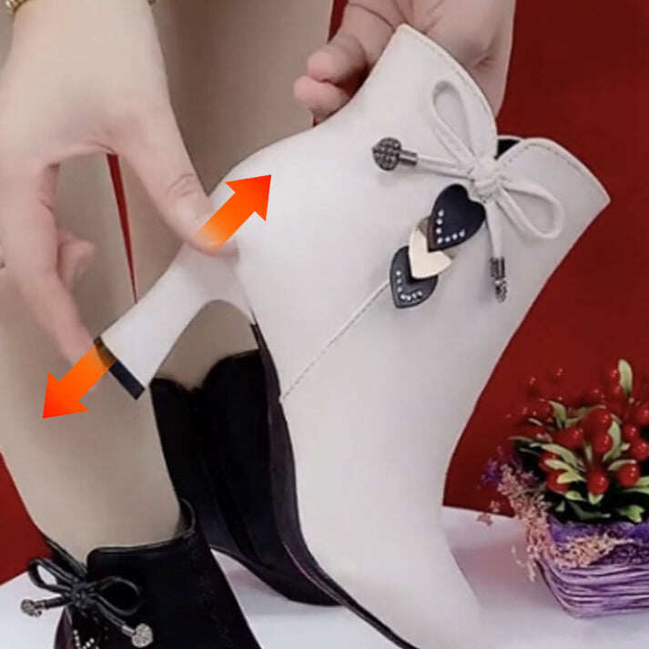 Botins pontiagudos da moda com laço