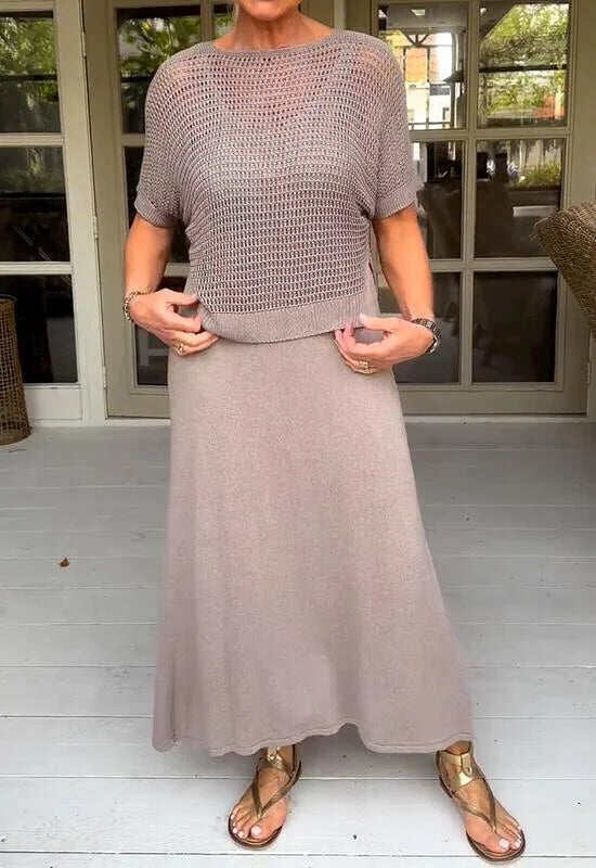 Vestido de duas peças com ombreiras e blusa perfurada