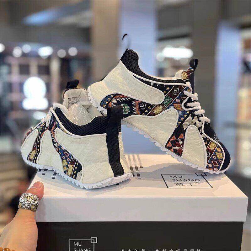 em 2024 sapatos casuais com costura bordada da moda