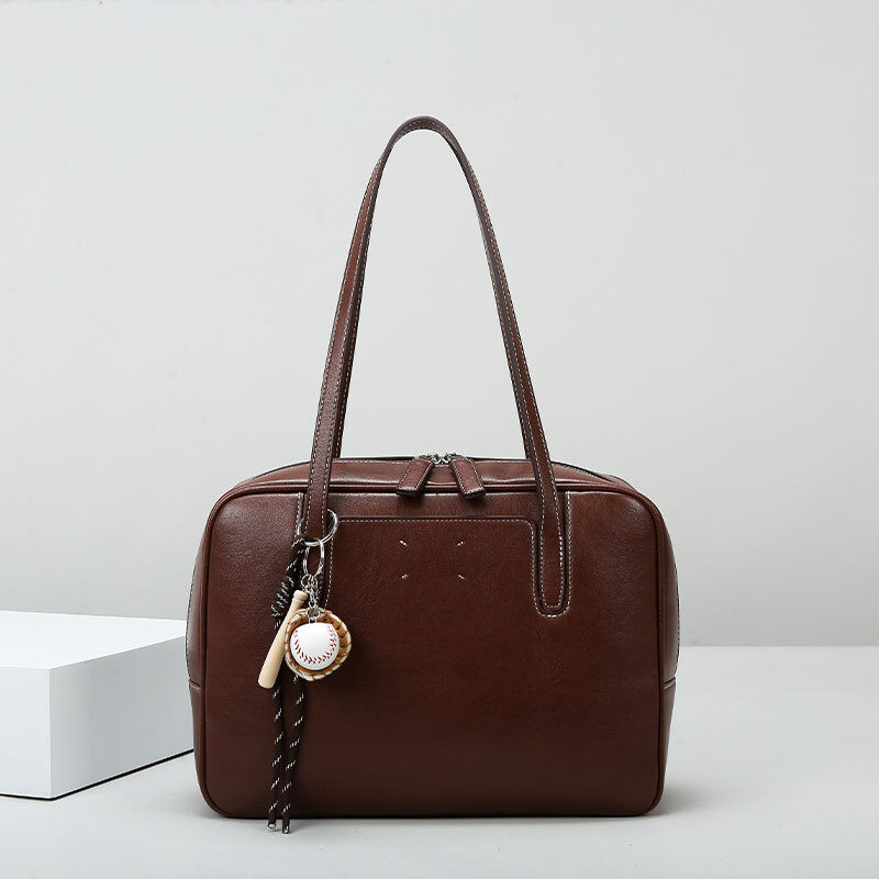 New shoulder bag: large capacity, retro style.