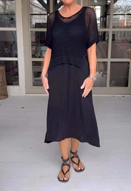 Vestido de duas peças com ombreiras e blusa perfurada