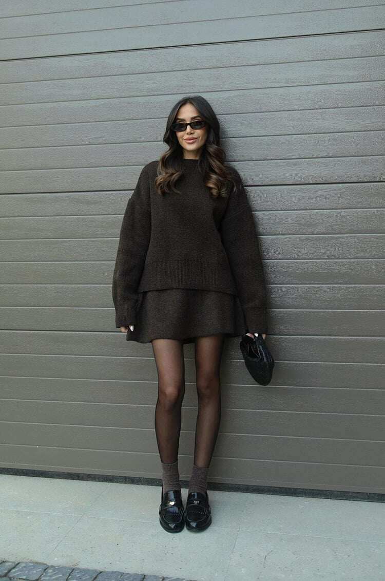 Conjunto elegante de camisola e saia casual